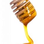 wooden-honey-dipper-with-honey